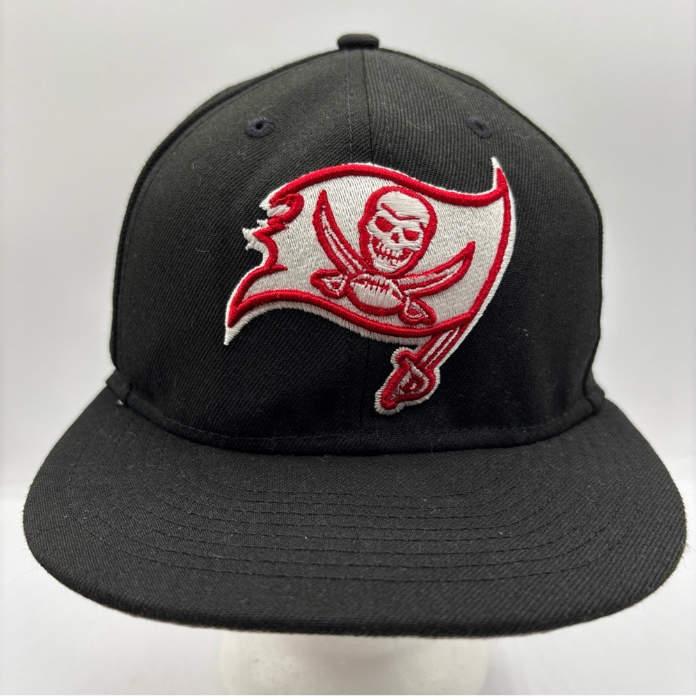 Tampa Bay Buccaneers NFL New Era White Flag Edition Black 9Fifty SnapBack Hat